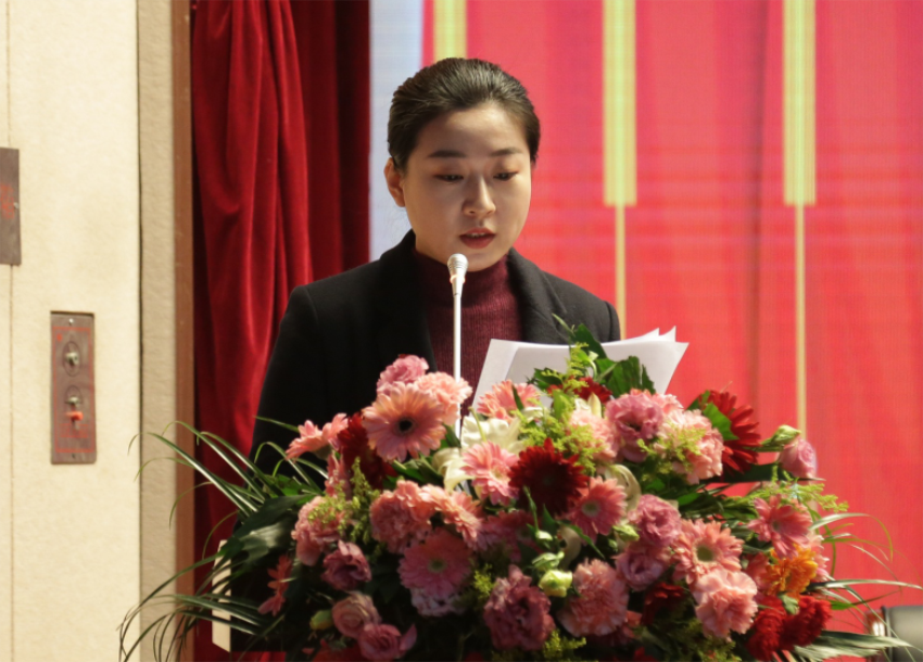徐州寶潤實業(yè)集團第一屆黨委班子選舉大會---于麗娜同志宣讀大會關(guān)于通過黨委和紀委報告的決議